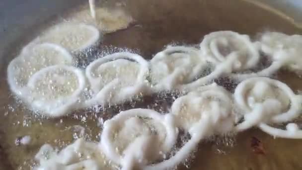 ジラピ ゼレピ ジレビ ジリピ ズルビア ジェリー ムシャバクを大豆油で炒める バングラデシュのストリートフード — ストック動画