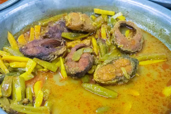 Geleneksel Bangladeş baharatlı ve otlu körili balık.