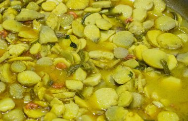 Geleneksel Bangladeş baharatlı sebze ve baharatlı köri.