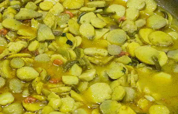 Geleneksel Bangladeş baharatlı sebze ve baharatlı köri.