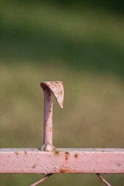 Yıpranmış ve eskimiş şekilli metal, aşınma, pas ve desenli yüzey detayları sergiliyor..