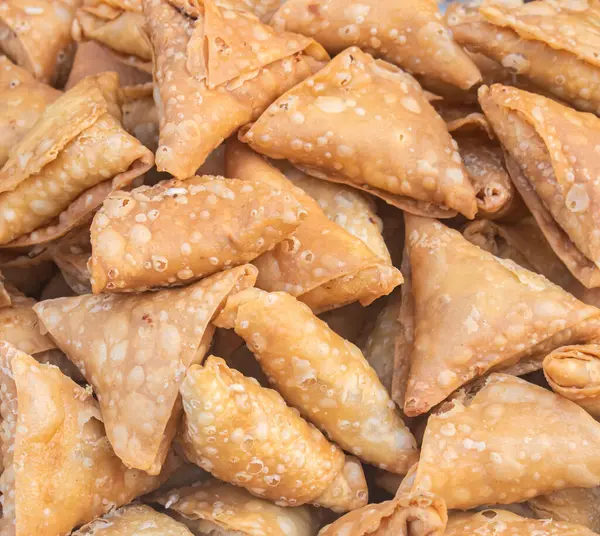 Bir tabak Samosa, popüler bir Bangladeş geleneksel atıştırmalığı..