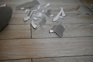 Kırık vazo, yerde vazo parçaları, mutfak zemininde kırık vazo.,