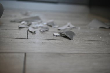 Kırık vazo, yerde vazo parçaları, mutfak zemininde kırık vazo.,