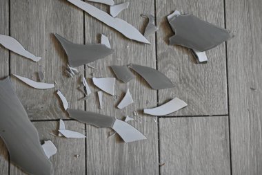 Kırık vazo, yerde vazo parçaları, mutfak zemininde kırık vazo.,