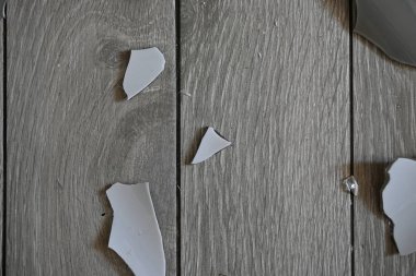 Kırık vazo, yerde vazo parçaları, mutfak zemininde kırık vazo.,