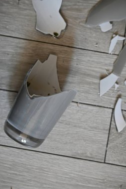 Kırık vazo, yerde vazo parçaları, mutfak zemininde kırık vazo.,