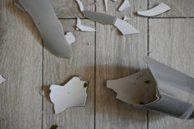 Kırık vazo, yerde vazo parçaları, mutfak zemininde kırık vazo.,