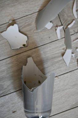 Kırık vazo, yerde vazo parçaları, mutfak zemininde kırık vazo.,