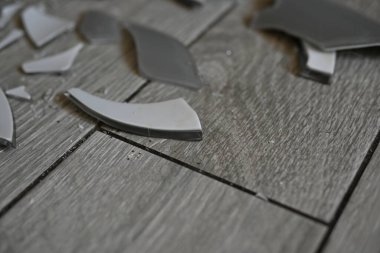 Kırık vazo, yerde vazo parçaları, mutfak zemininde kırık vazo.,