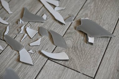 Kırık vazo, yerde vazo parçaları, mutfak zemininde kırık vazo.,