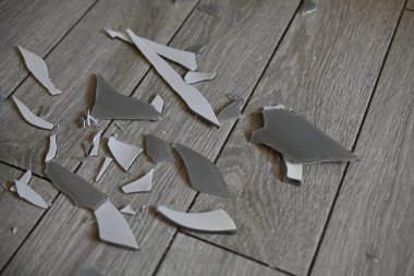 Kırık vazo, yerde vazo parçaları, mutfak zemininde kırık vazo.,