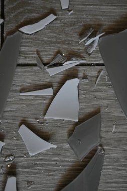 Kırık vazo, yerde vazo parçaları, mutfak zemininde kırık vazo.,