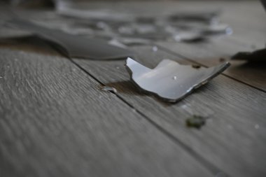 Yerdeki cam kırıkları. 