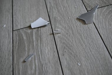 Yerdeki cam kırıkları. 