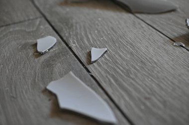 Yerdeki cam kırıkları. 