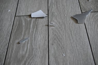 Yerdeki cam kırıkları. 