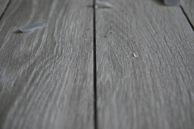 Yerdeki cam kırıkları. 