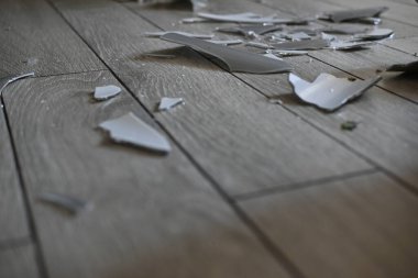 Yerdeki cam kırıkları. 