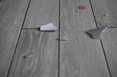 Yerdeki cam kırıkları. 