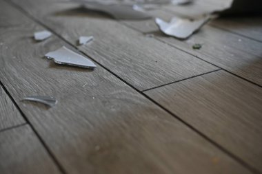 Yerdeki cam kırıkları. 