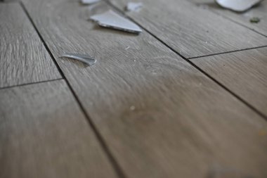 Yerdeki cam kırıkları. 