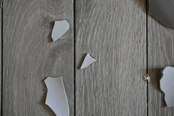 Kırık vazo, yerde vazo parçaları, mutfak zemininde kırık vazo.,