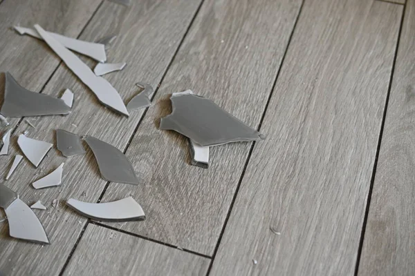 Kırık vazo, yerde vazo parçaları, mutfak zemininde kırık vazo.,