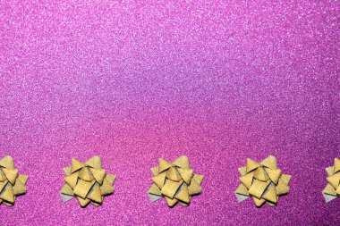 Altın parıltılı yıldız kurdelesinin sınırı. Fotokopi alanı ile ilgili Noel projeniz için pembe bir arka planda.