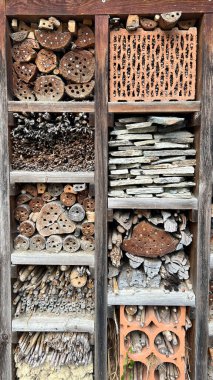 Çeşitli ahşap tüpler ve kompartımanların yer aldığı doğal malzemelerden inşa edilen böcek oteli, yararlı polen taşıyıcıları çekmek ve bahçelerde ve açık alanlarda biyolojik çeşitliliği artırmak için tasarlandı.