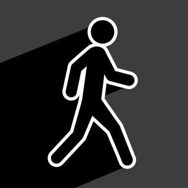 Siyah arkaplanda gölgesi olan bir adam yürür 