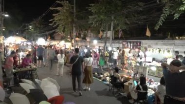 Kalabalık insanlar gece marketinde yürüyordu. Gece yaşam tarzı Sokakta Chiangmai, Tayland
