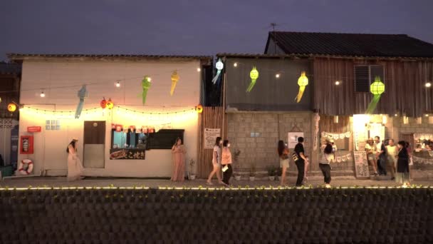 Zatłoczeni Ludzie Spacerujący Nocnym Targu Styl Życia Nocy Canal Chiangmai — Wideo stockowe