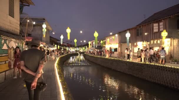 Pessoas Lotadas Andando Mercado Rua Noite Estilo Vida Noite Canal — Vídeo de Stock