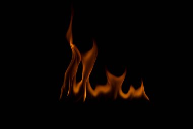 Alevler çok güçlü. Siyah arka planlı bir stüdyoda çekim yap.. 