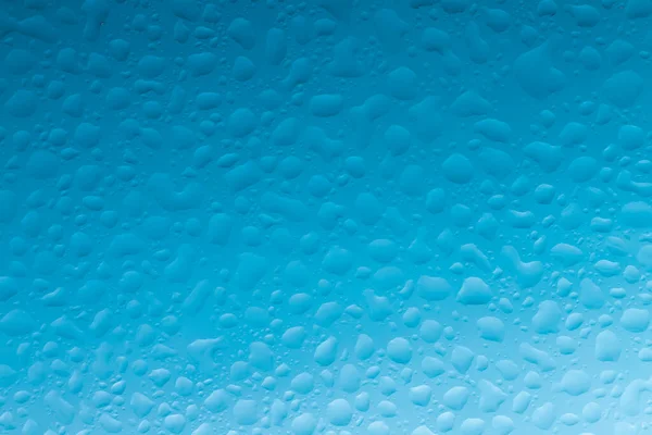 Капля Воды Прозрачном Стекле Стакан Синий Выглядит Свежим — стоковое фото