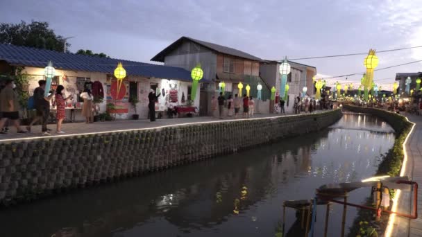 拥挤的人们走在夜市上 泰国清迈运河夜晚的生活方式 — 图库视频影像