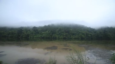 Sabahın erken saatlerinde sisli bir şekilde tepenin ardında..