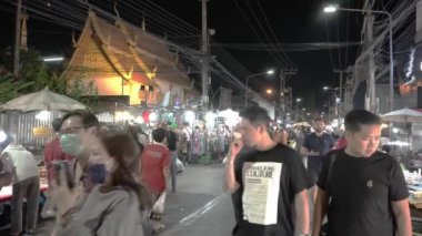 CHIANG MAI THAILAND: 27.2022 Kasım: kalabalık gece sokak pazarı yürüyen insanlar. Gece yaşam tarzı Sokakta Chiangmai, Tayland