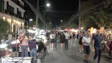 CHIANG MAI THAILAND: 27.2022 Kasım: kalabalık gece sokak pazarı yürüyen insanlar. Gece yaşam tarzı Sokakta Chiangmai, Tayland