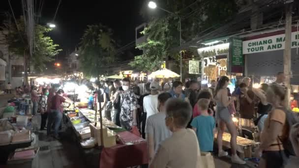 Chiang Mai Thailand November 2022 Overvolle Mensen Lopen Nachts Straat — Stockvideo