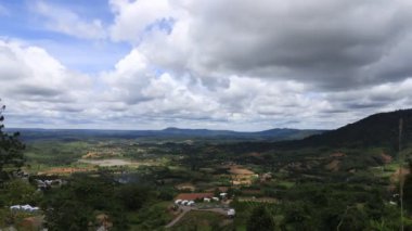 Yeşil dağlar ve gündüz gökyüzü, güzel zaman atlaması