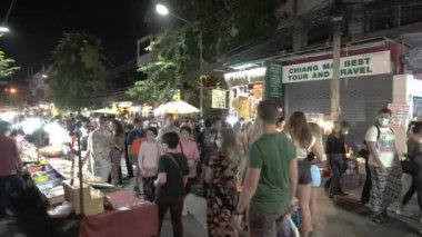 CHIANG MAI THAILAND: 27.2022 Kasım: kalabalık gece sokak pazarı yürüyen insanlar. Gece yaşam tarzı Sokakta Chiangmai, Tayland