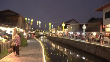 NOVEMBER 30.2022: kalabalık insanlar gece caddesi pazarında yürüyordu. Kanal Chiangmai, Tayland 'da gece hayatı.