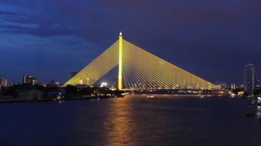 Alacakaranlıkta Bangkok 'ta Rama VIII köprüsü. Tayland güzel köprüsü Chao Phraya nehri üzerinde.