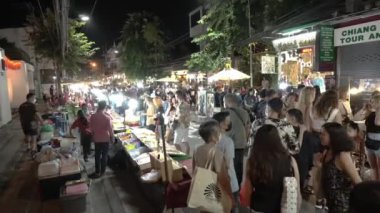 CHIANG MAI THAILAND: 27.2022 Kasım: kalabalık gece sokak pazarı yürüyen insanlar. Gece yaşam tarzı Sokakta Chiangmai, Tayland