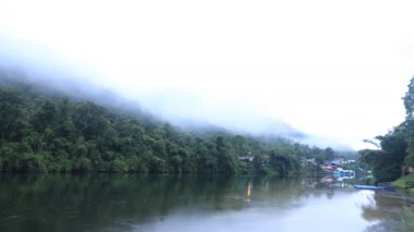 Sabahın erken saatlerinde sisli bir şekilde tepenin ardında..