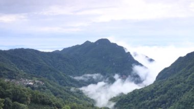 Bulutlu bir günde dağın üstünde sis Tayland 'da güzel bir manzara..