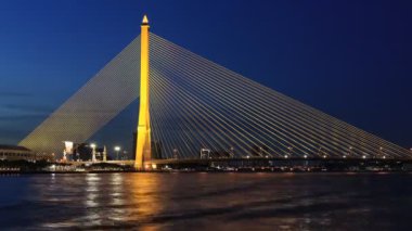 Alacakaranlıkta Bangkok 'ta Rama VIII köprüsü. Tayland güzel köprüsü Chao Phraya nehri üzerinde.