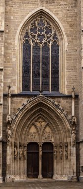 Minoritenkirche Kilisesi 'nin ana girişi Viyana, Avusturya
